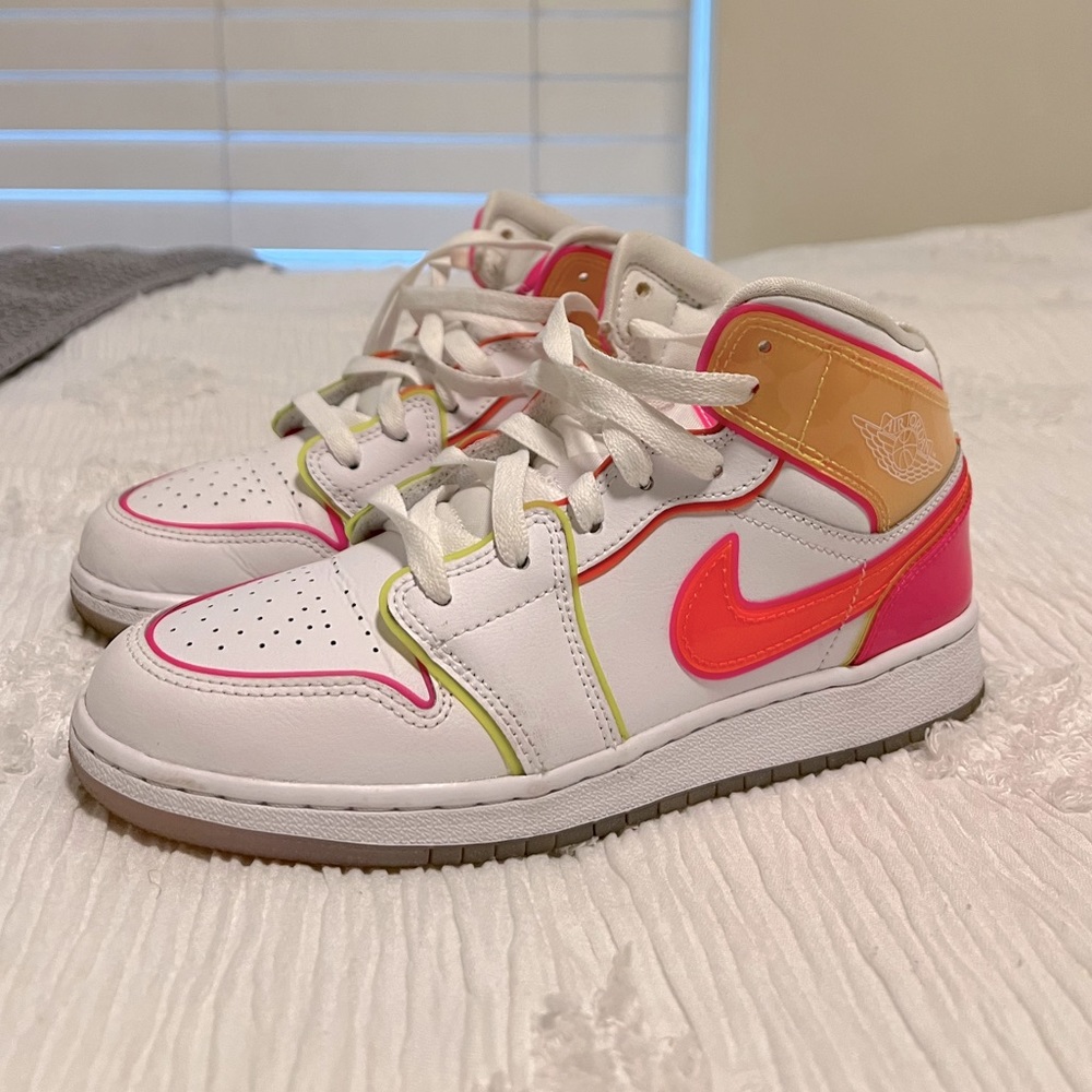 Jordan 1 Mid Se ‘Edge Glow’